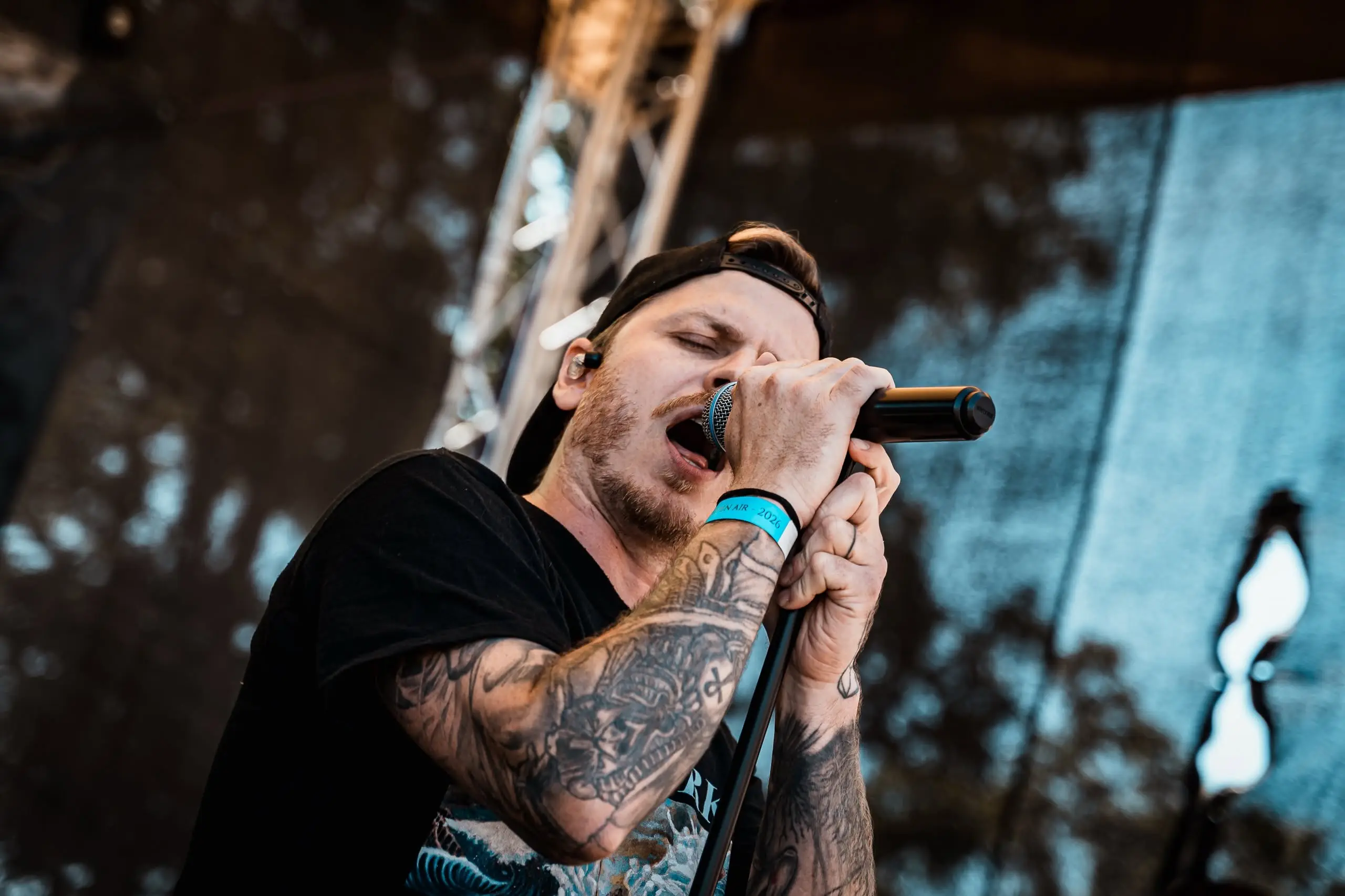 Close-up of the vocalist screaming into the mic, Front Line Fest 2026
